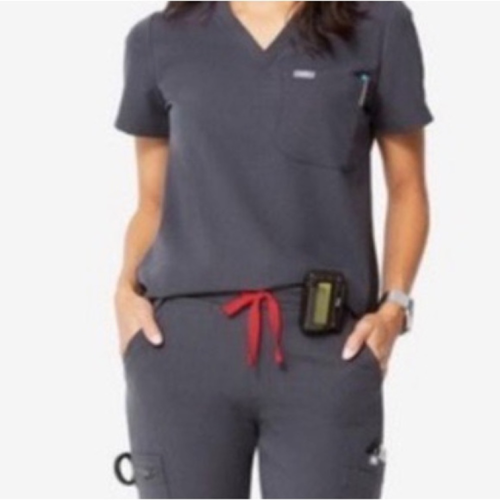 Wear Figs Catarina One-Pocket Scrub Top - Charcoal XS